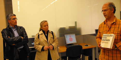 [caption id="attachment_189" align="aligncenter" width="500" caption="© AFP - Visita de asociados al Archivo Fotográfico de Barcelona"][/caption]