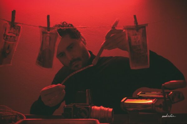 Nando Esteva en pleno proceso creativo desde casa.