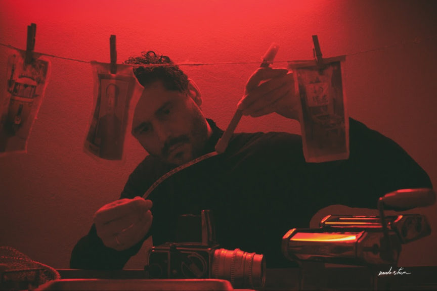 Nando Esteva en pleno proceso creativo desde casa.