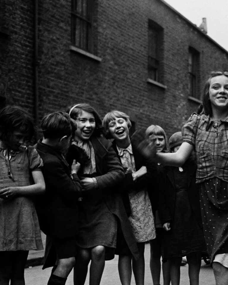 Joven del East End bailando «The Lambeth Walk», marzo de 1939 · Private collection, © Bill Brandt Archive and Edwynn Houk Gallery Joven del East End bailando «The Lambeth Walk», marzo de 1939 · Private collection, © Bill Brandt Archive and Edwynn Houk Gallery