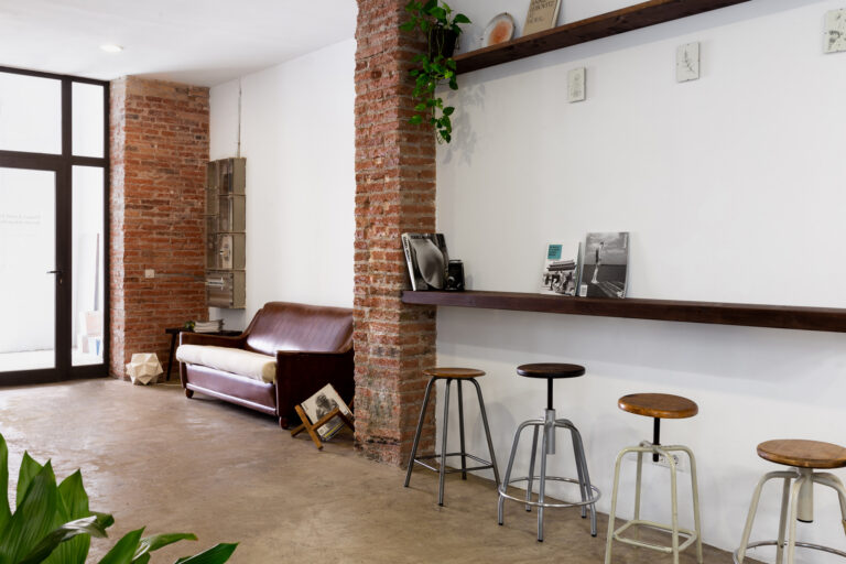 Alquiler estudio fotografico barcelona cadàver exquisit entrada 768x512